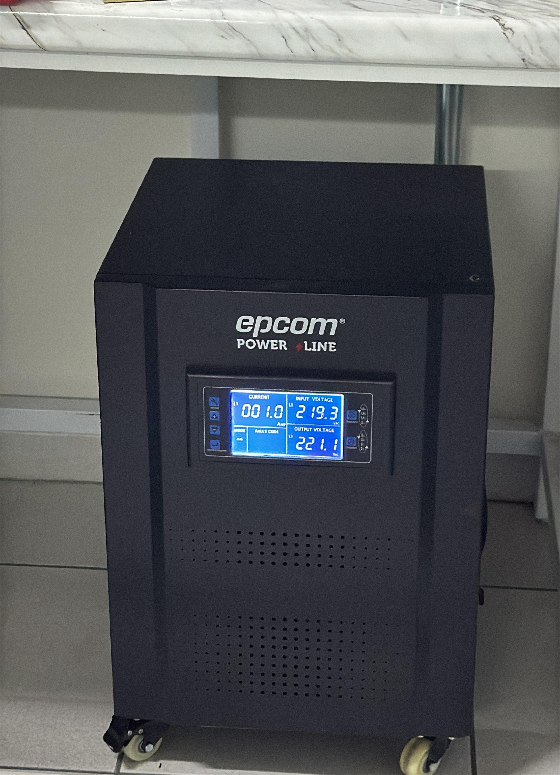 Voltage reading before regulation at a dental laboratory in Querétaro